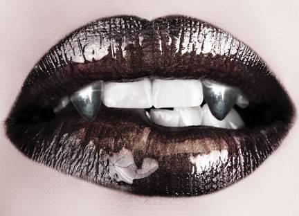 SCARECROW GLAM FANGS CHROME eller GULL DELUX